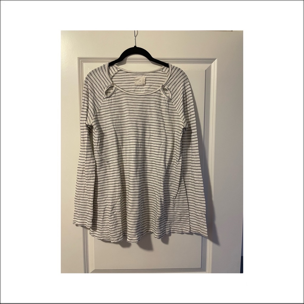 t.la long sleeve t-shirt, size S